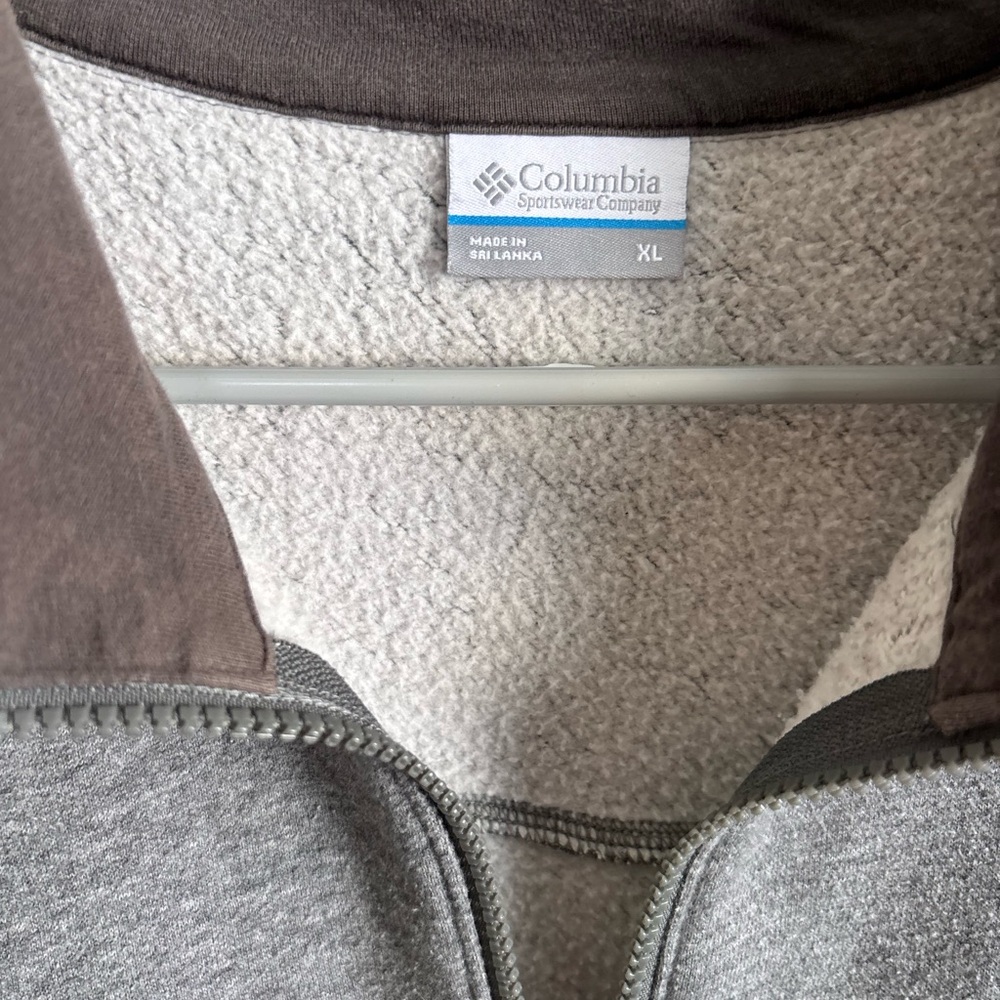 Columbia Zip-Up - Picture 3 of 4